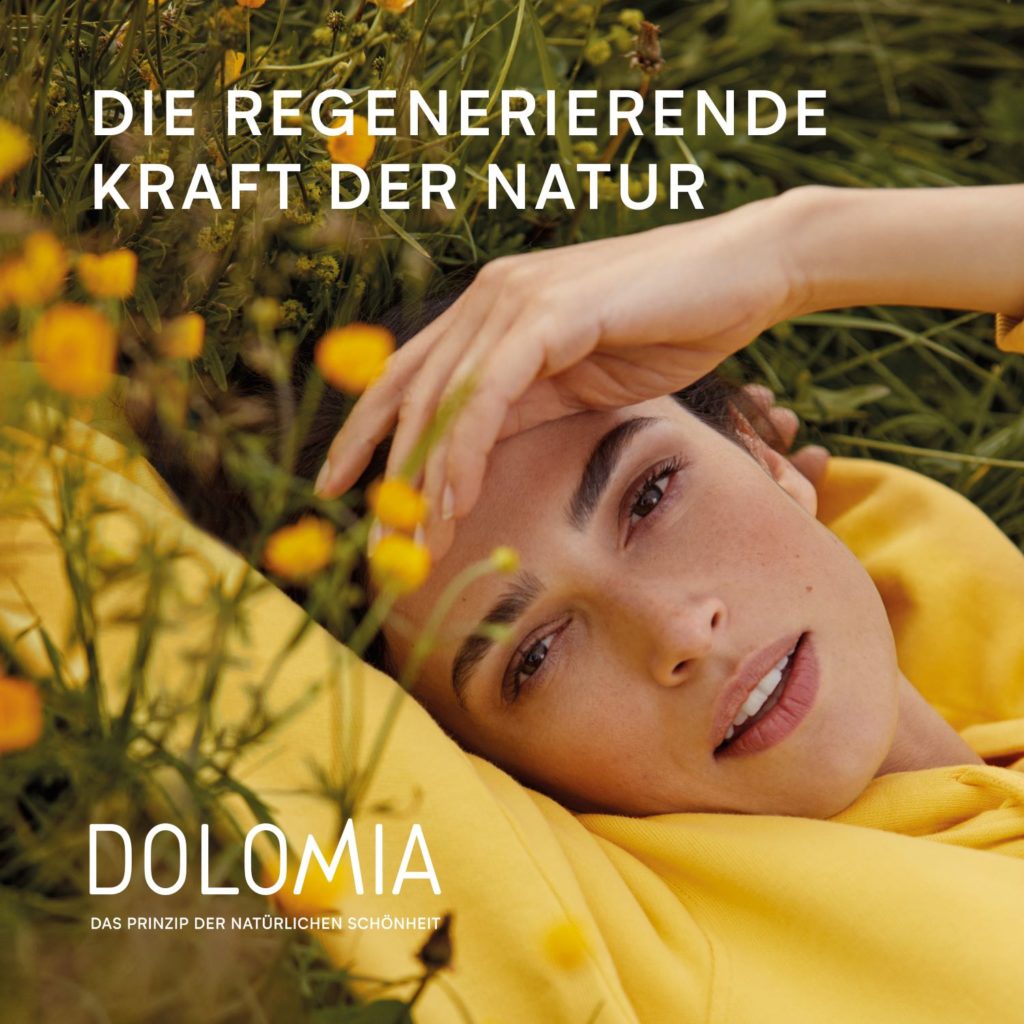 DOLOMIA Plakat gelb und grün mit Motto Die regenerierende Kraft der Natur